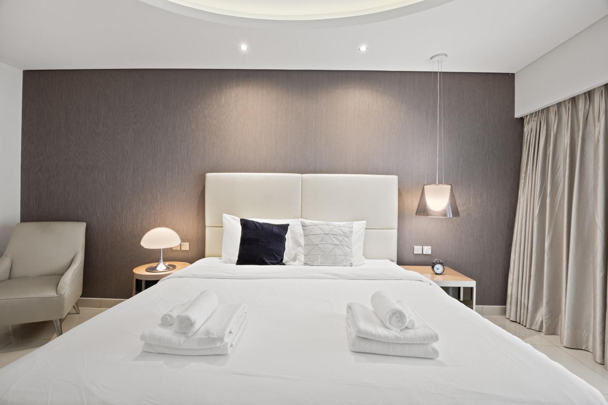Elite Escapes - Glamorous 1br Damac Paramount B Apartment Dubai