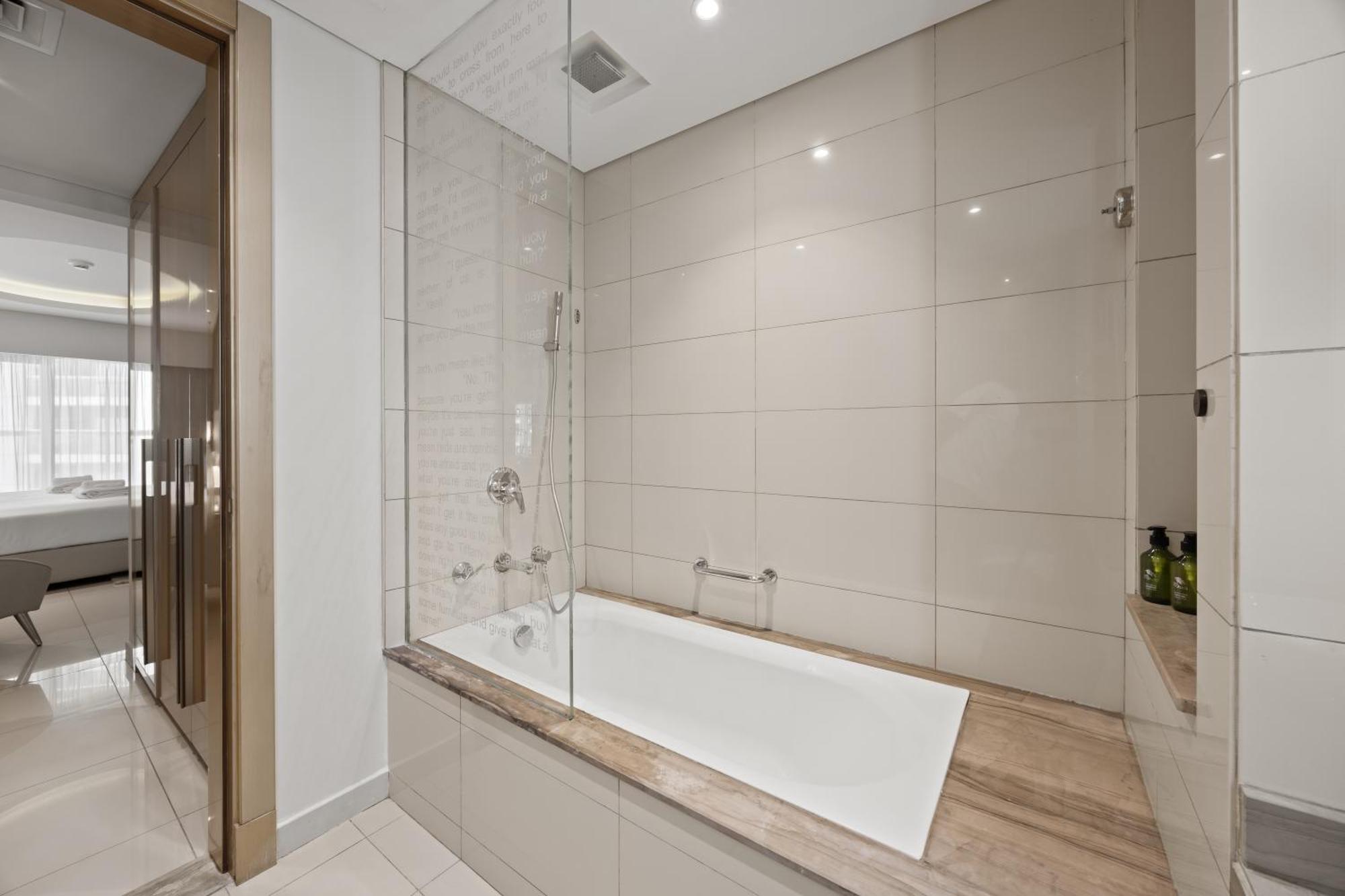 Elite Escapes - Glamorous 1br Damac Paramount B